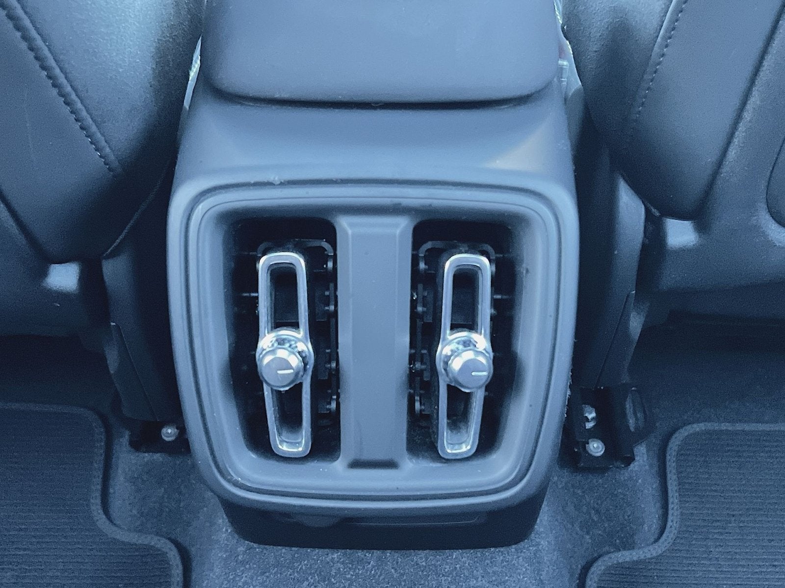 2023 Volvo XC40 B5 Plus Dark Theme