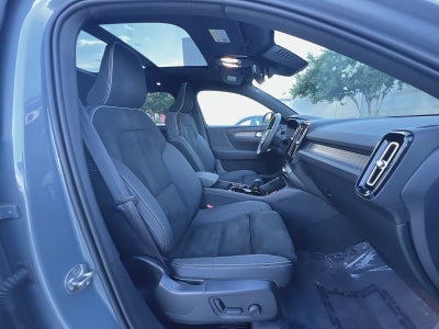 2023 Volvo XC40 B5 Plus Dark Theme