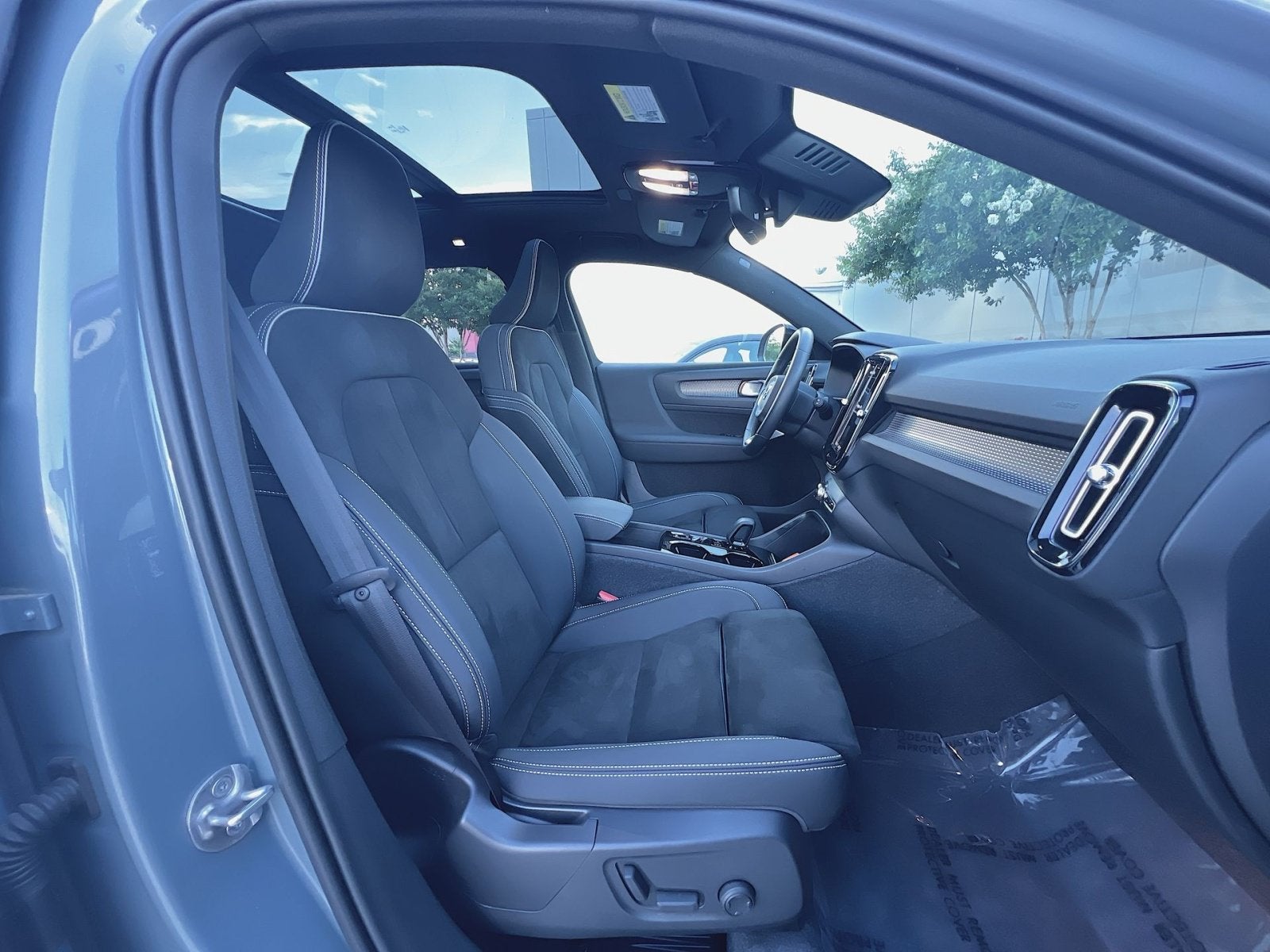 2023 Volvo XC40 B5 Plus Dark Theme