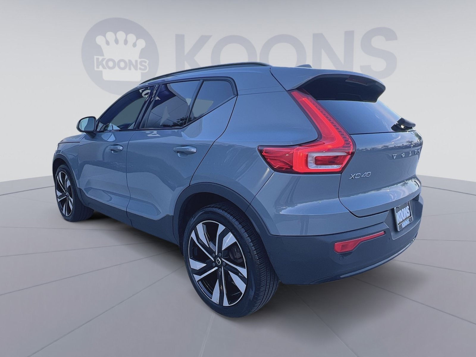 2023 Volvo XC40 B5 Plus Dark Theme
