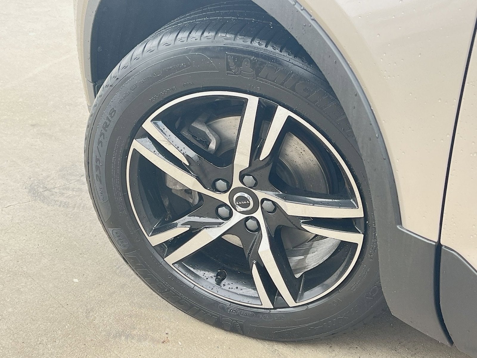 2023 Volvo XC40 B5 Plus Dark Theme