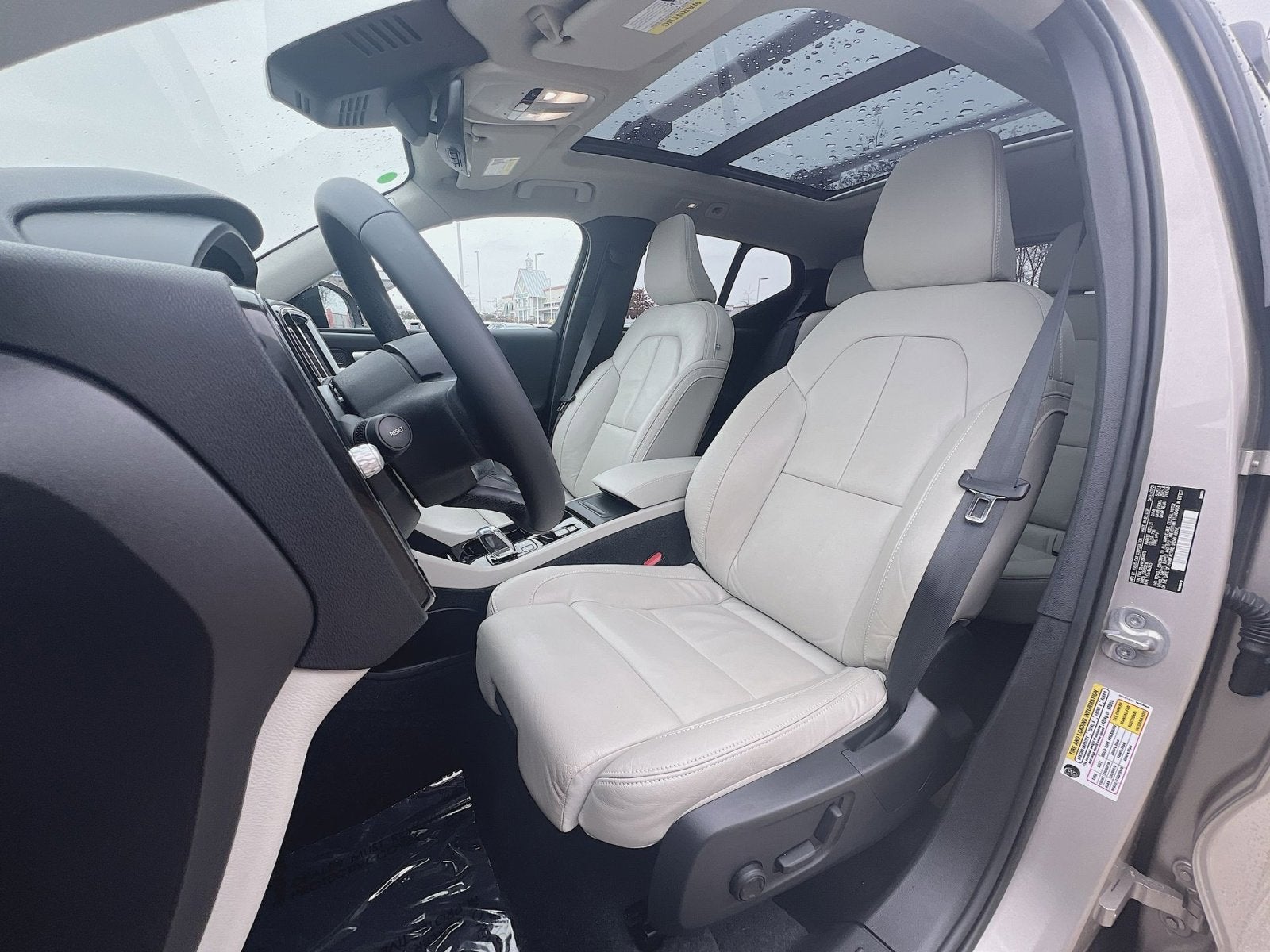 2023 Volvo XC40 B5 Plus Dark Theme