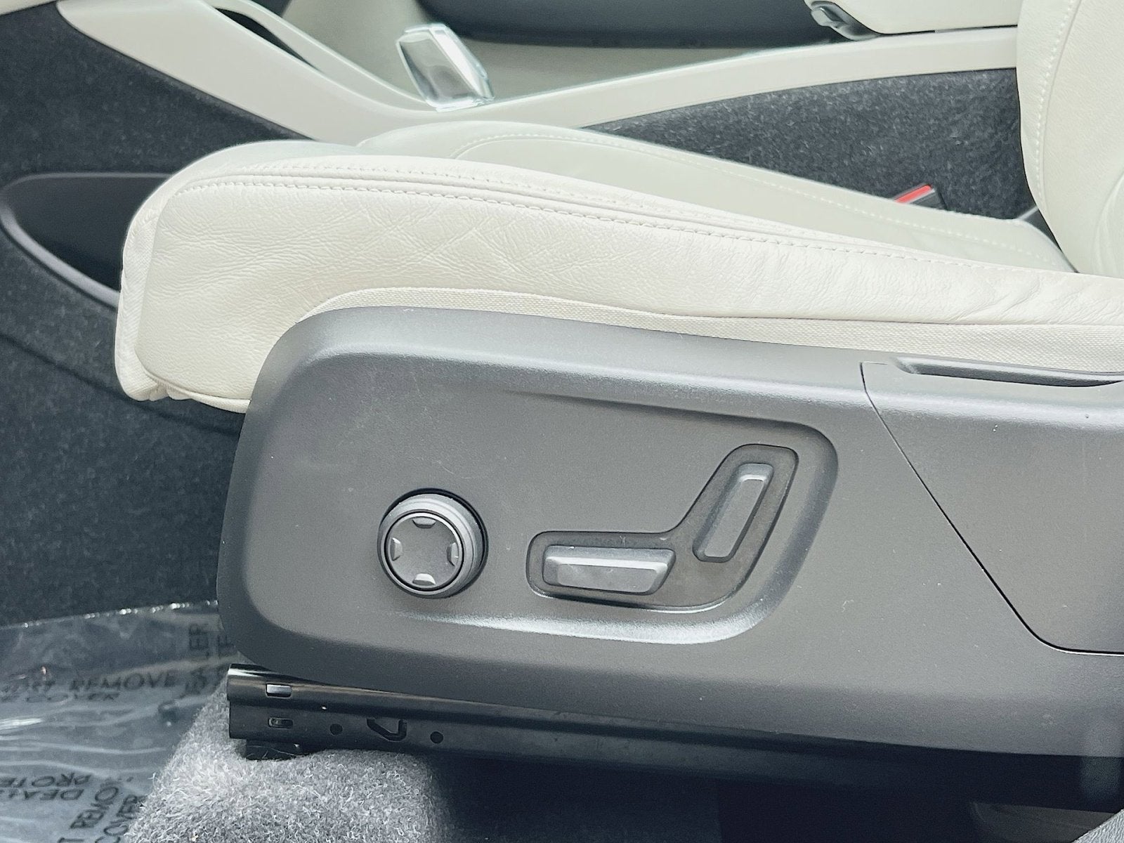 2023 Volvo XC40 B5 Plus Dark Theme