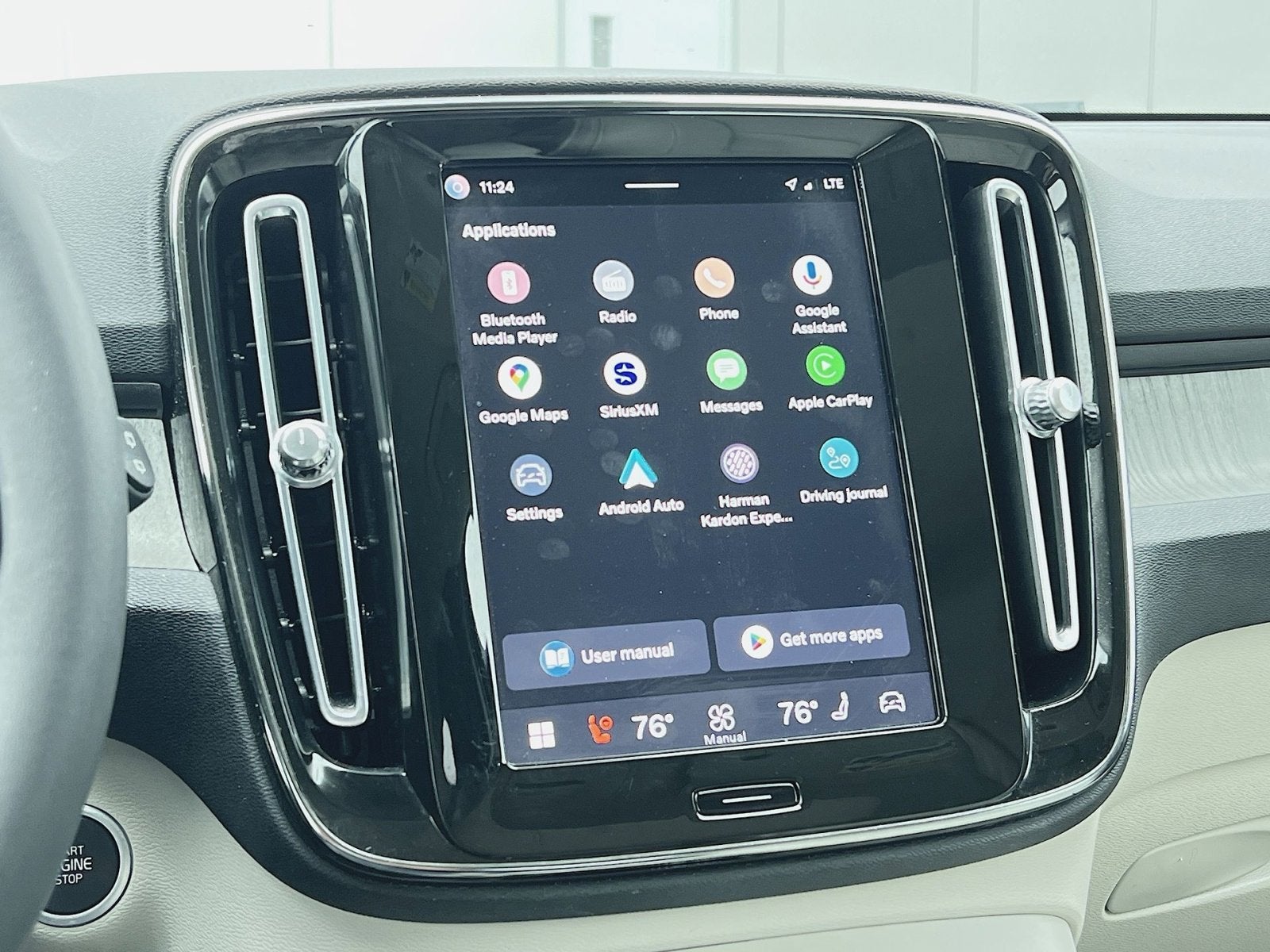 2023 Volvo XC40 B5 Plus Dark Theme