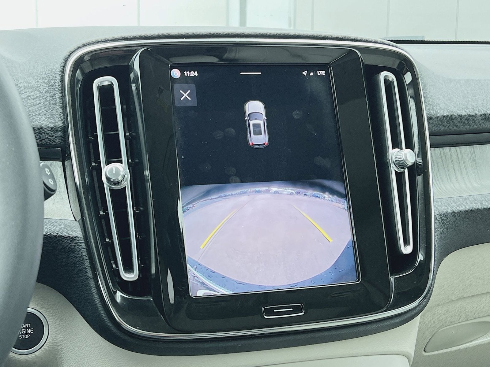 2023 Volvo XC40 B5 Plus Dark Theme