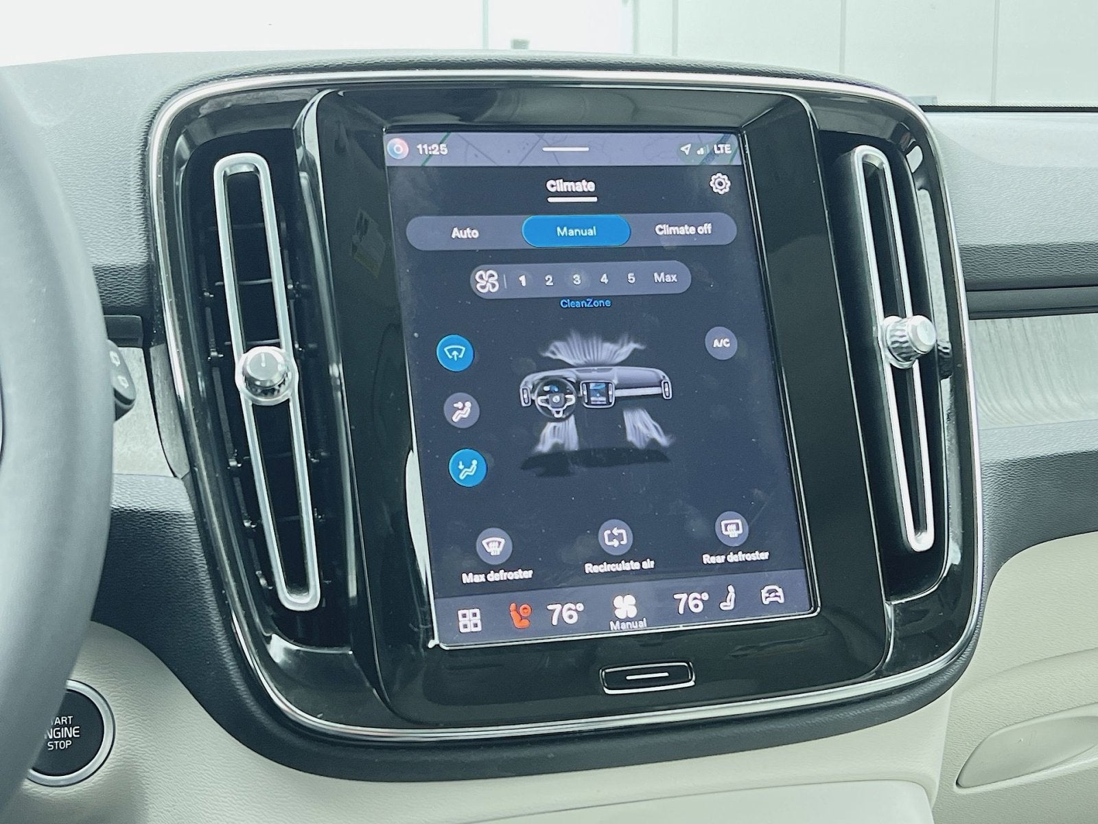 2023 Volvo XC40 B5 Plus Dark Theme