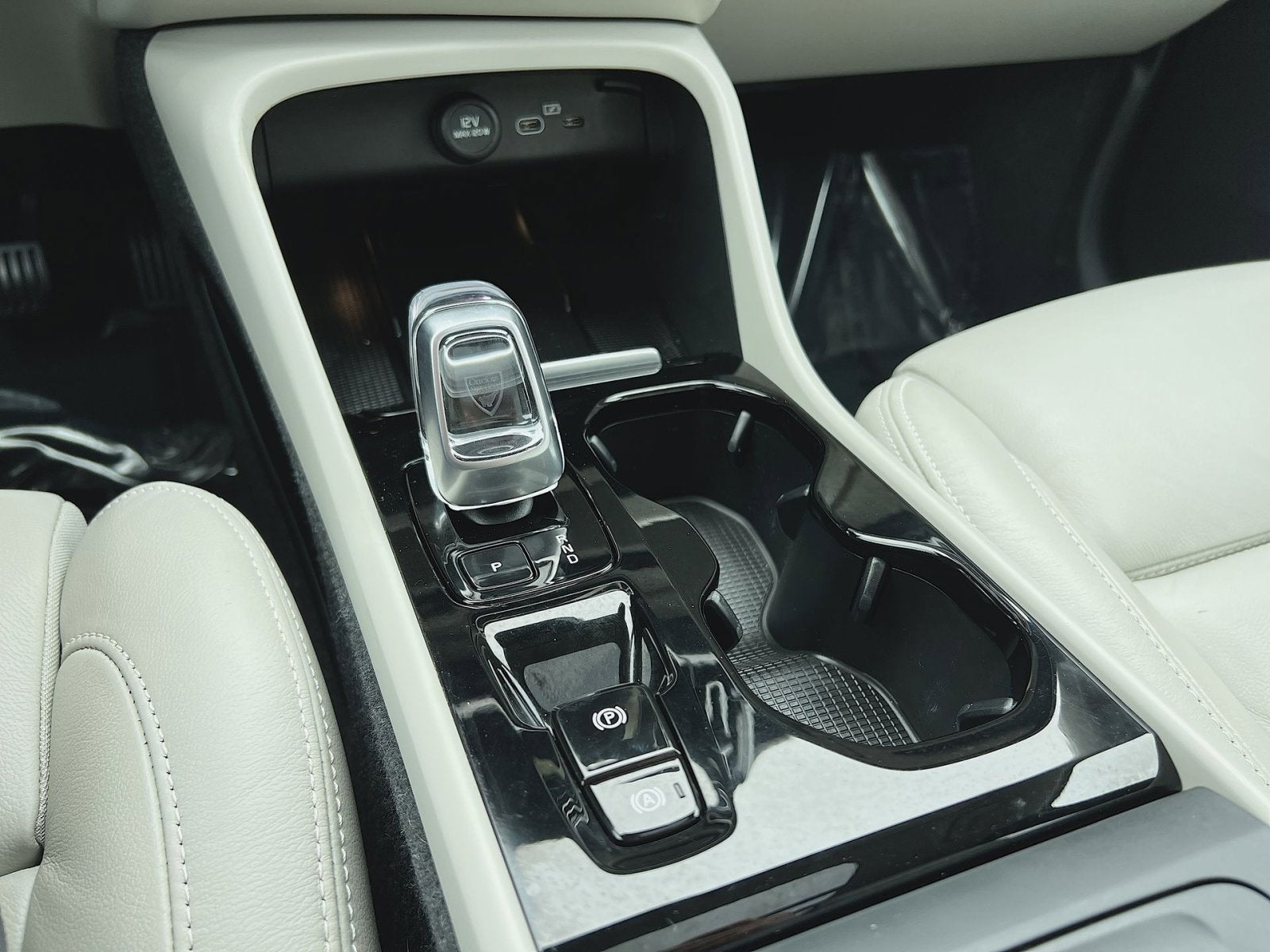 2023 Volvo XC40 B5 Plus Dark Theme