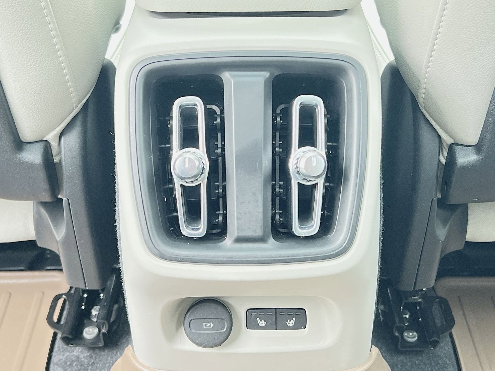 2023 Volvo XC40 B5 Plus Dark Theme