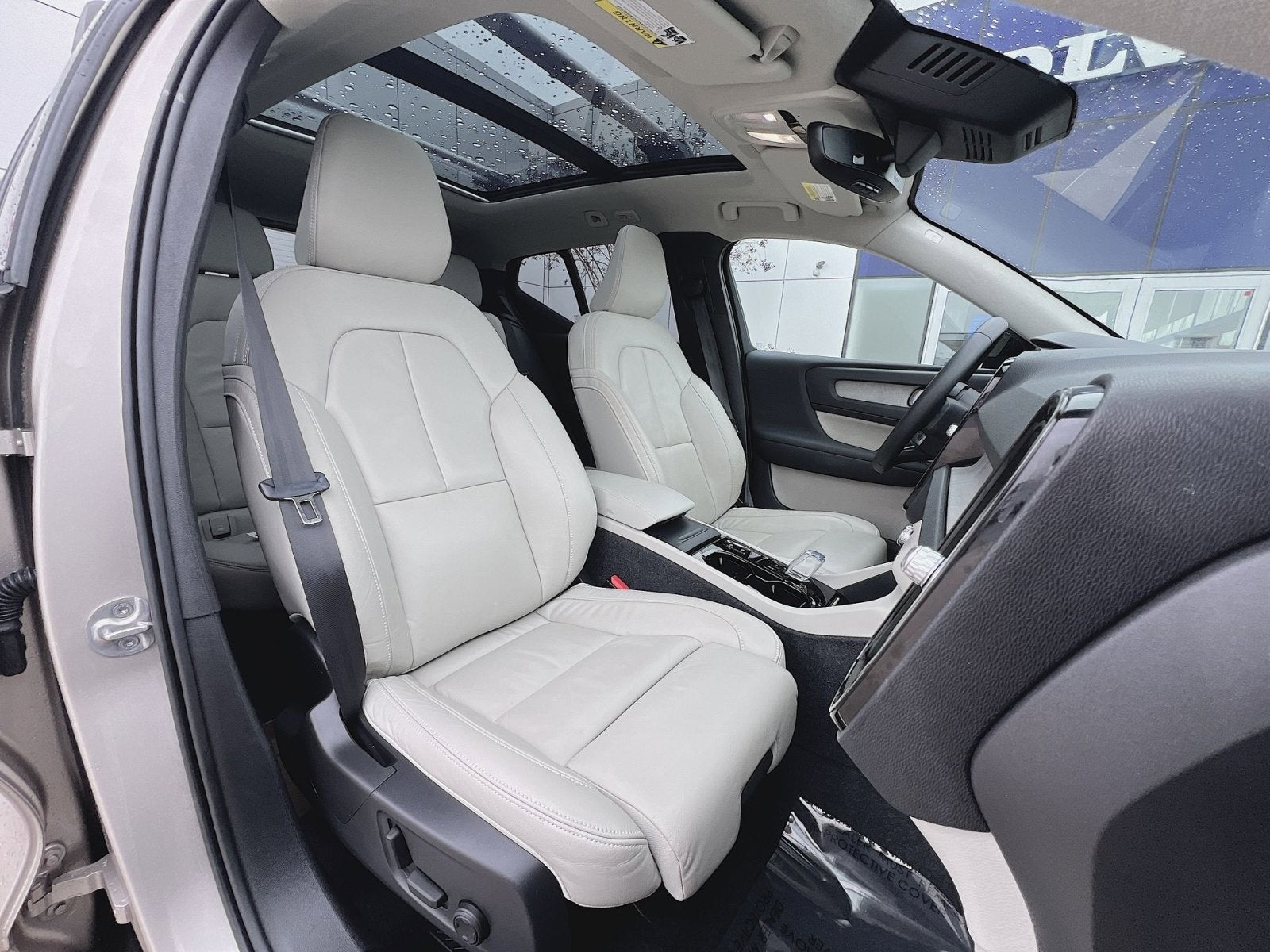 2023 Volvo XC40 B5 Plus Dark Theme