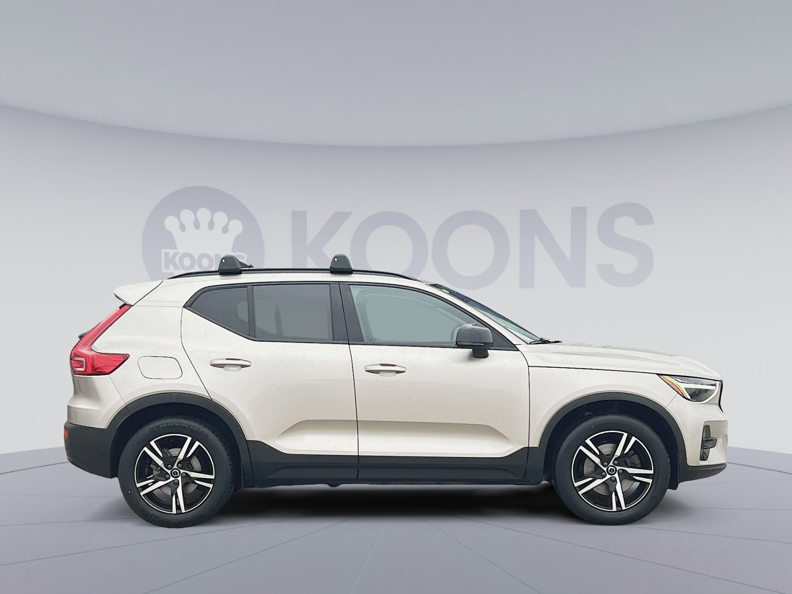 2023 Volvo XC40 B5 Plus Dark Theme