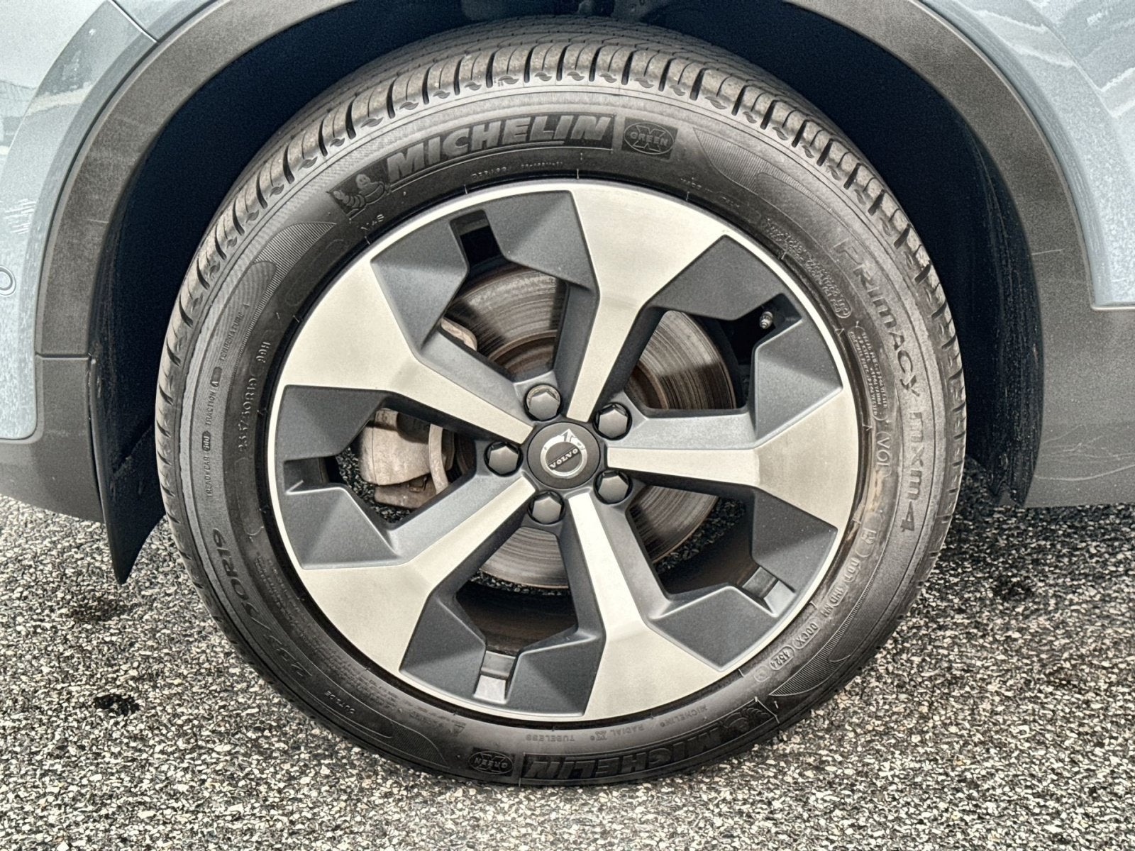 2023 Volvo XC40 B5 Plus Dark Theme