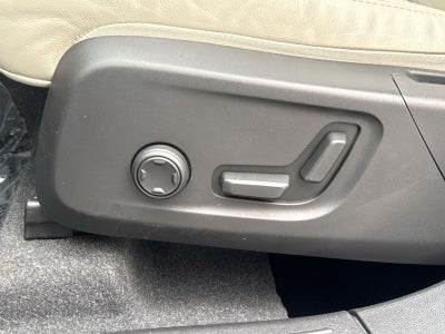 2023 Volvo XC40 B5 Plus Dark Theme