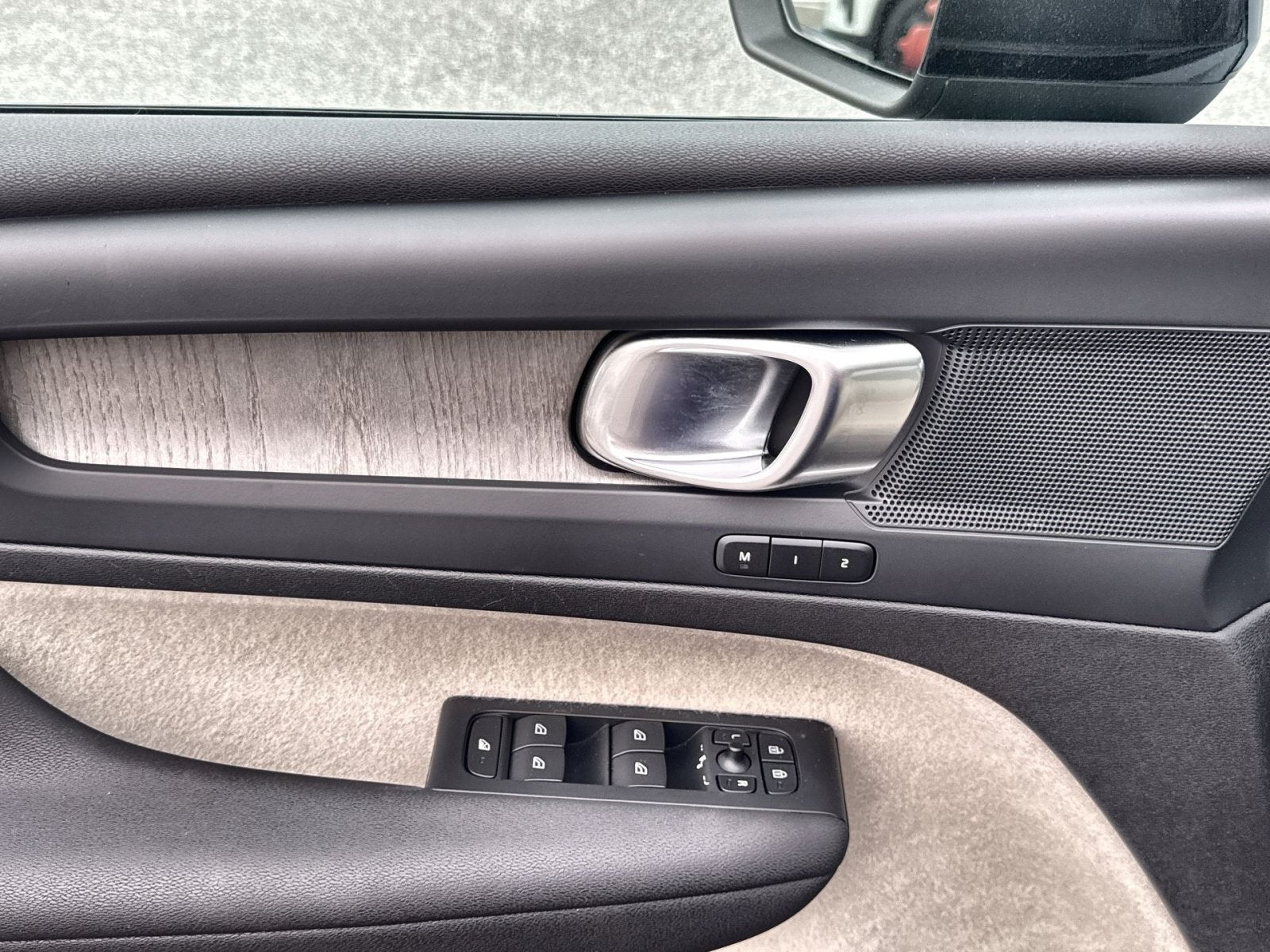 2023 Volvo XC40 B5 Plus Dark Theme