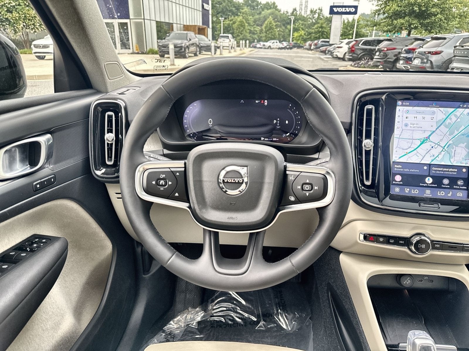 2023 Volvo XC40 B5 Plus Dark Theme