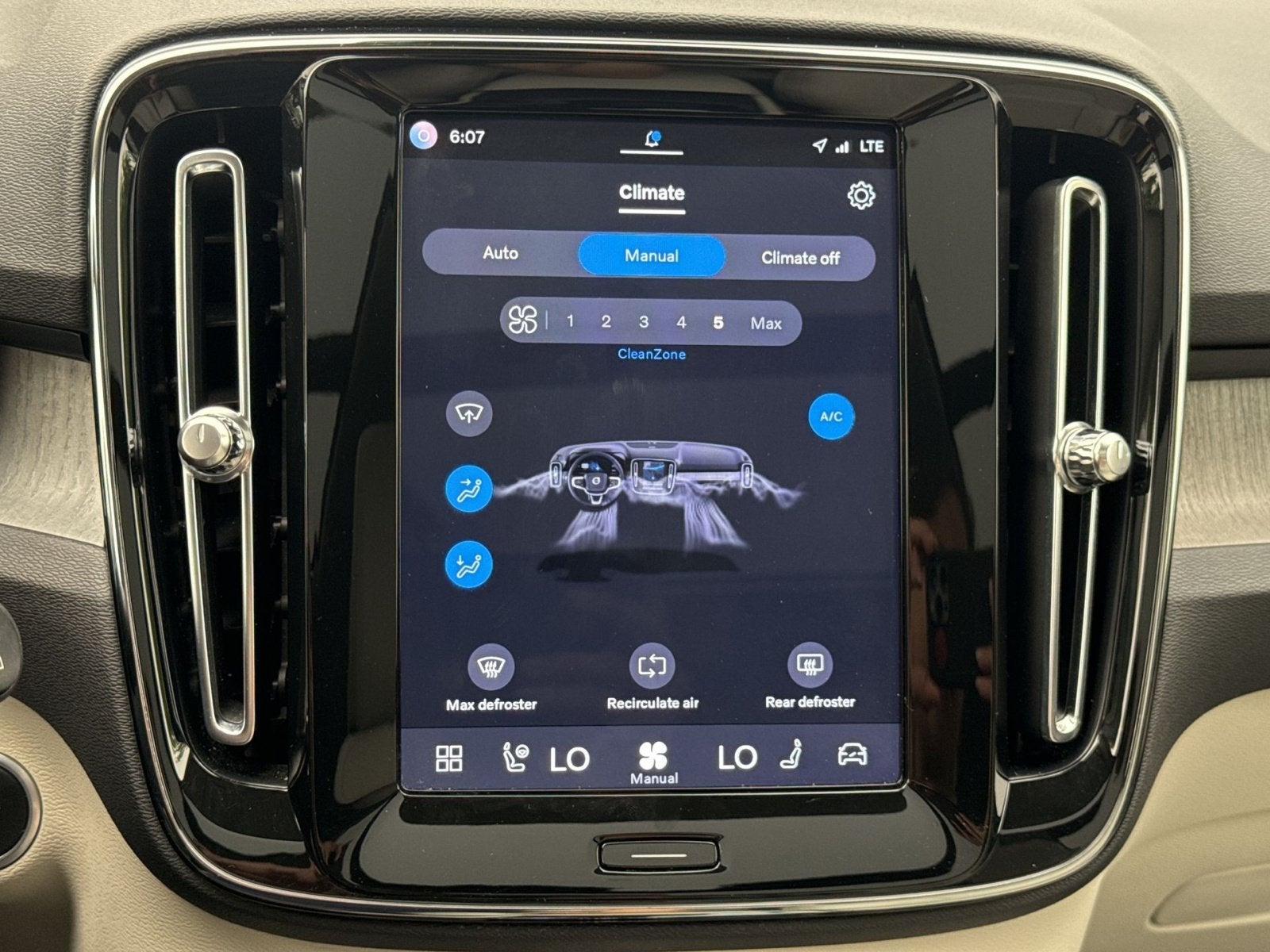 2023 Volvo XC40 B5 Plus Dark Theme