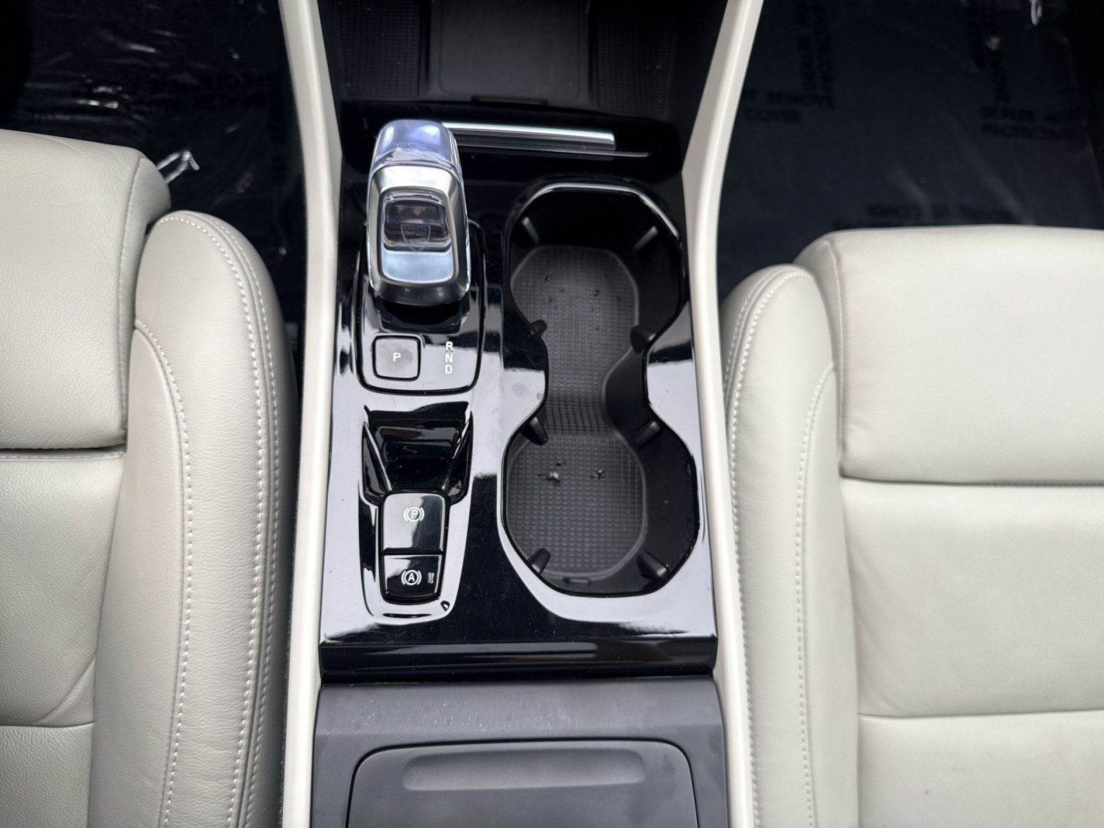 2023 Volvo XC40 B5 Plus Dark Theme