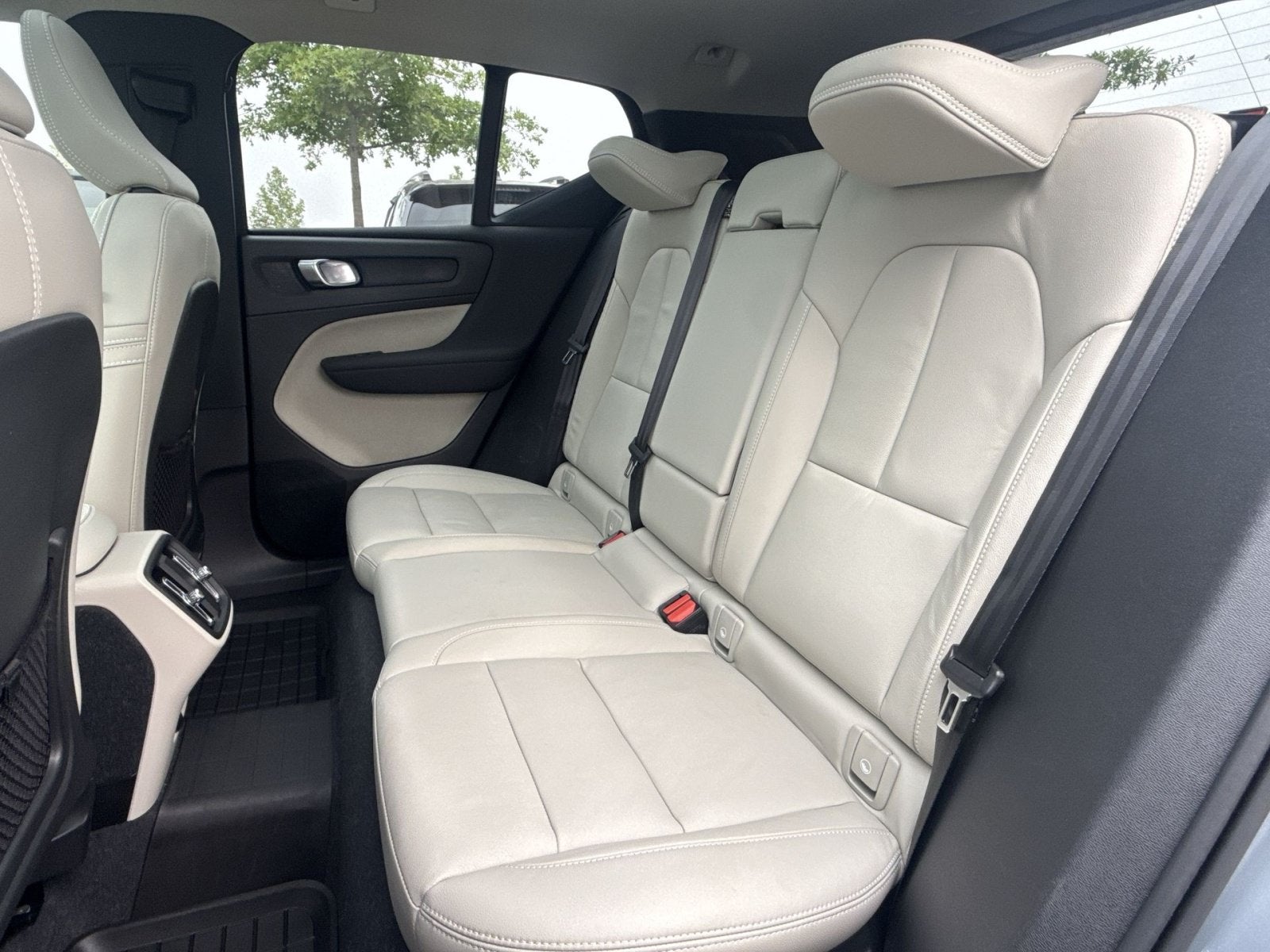 2023 Volvo XC40 B5 Plus Dark Theme