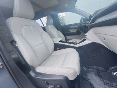 2023 Volvo XC40 B5 Plus Dark Theme