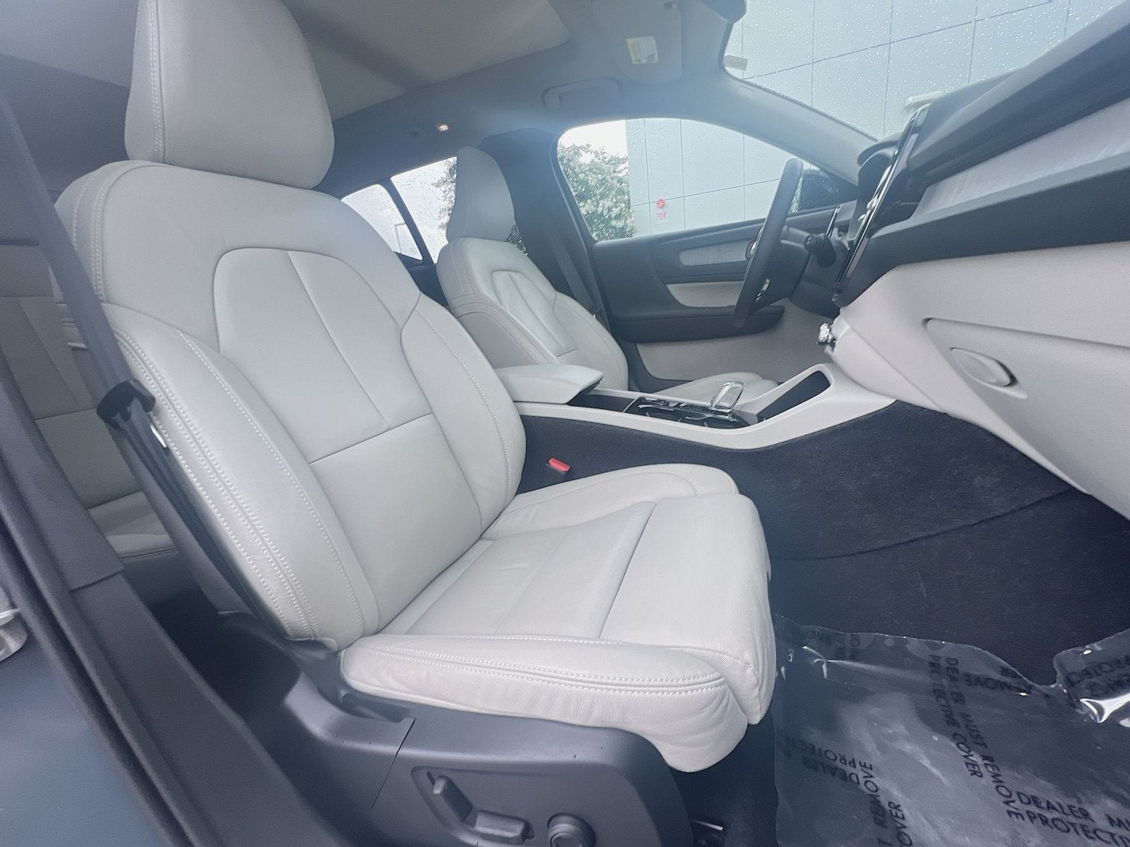 2023 Volvo XC40 B5 Plus Dark Theme