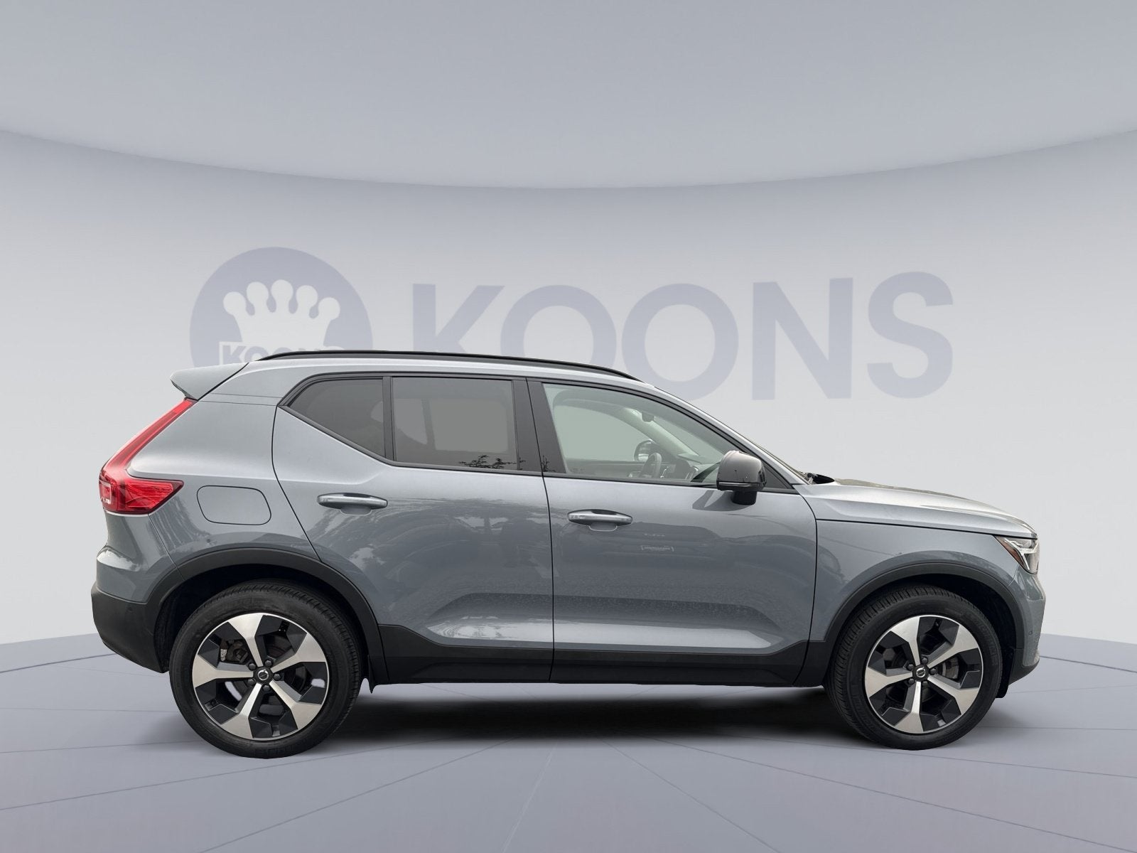 2023 Volvo XC40 B5 Plus Dark Theme