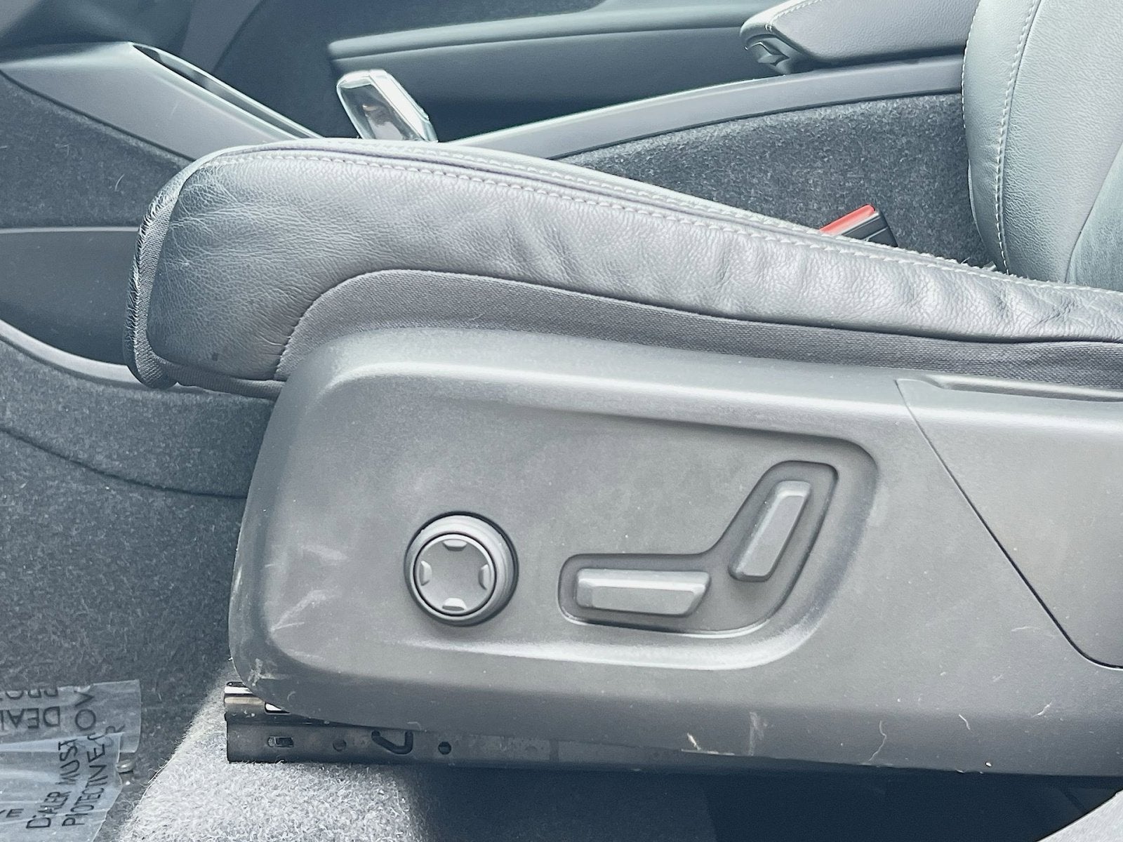 2023 Volvo XC40 B5 Plus Dark Theme