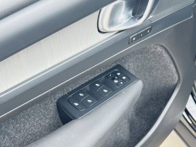 2023 Volvo XC40 B5 Plus Dark Theme