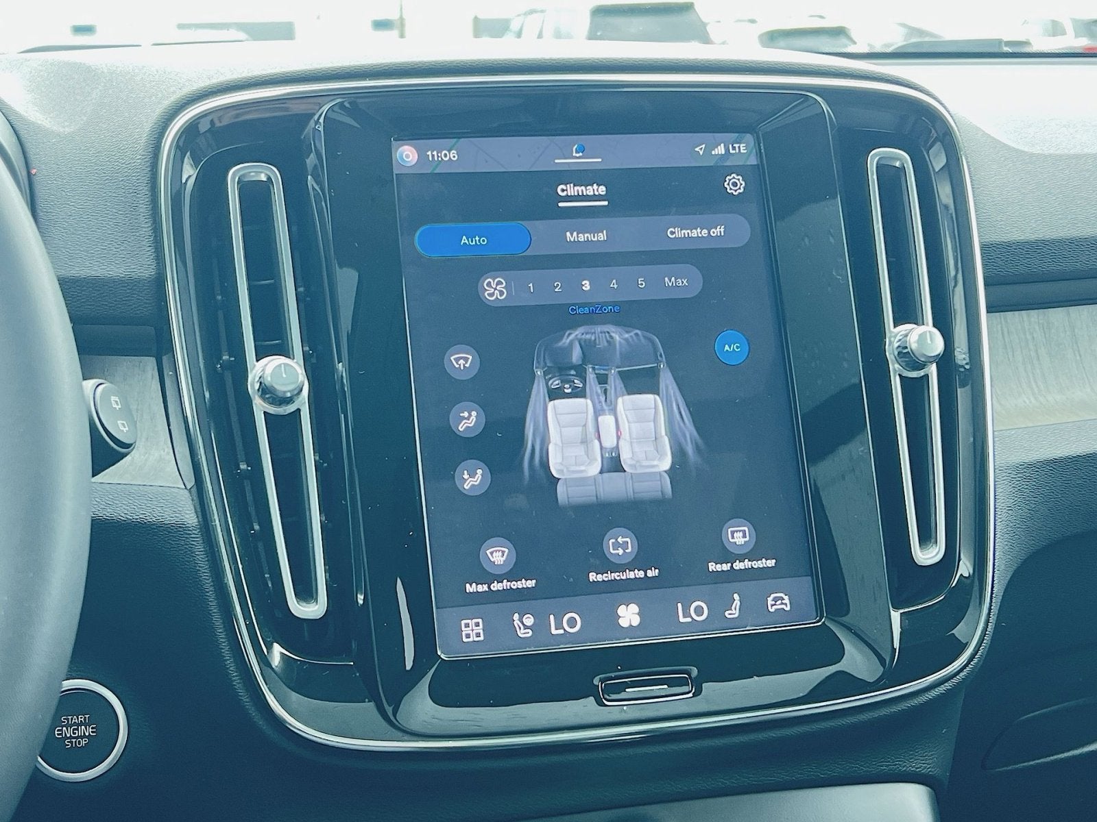 2023 Volvo XC40 B5 Plus Dark Theme