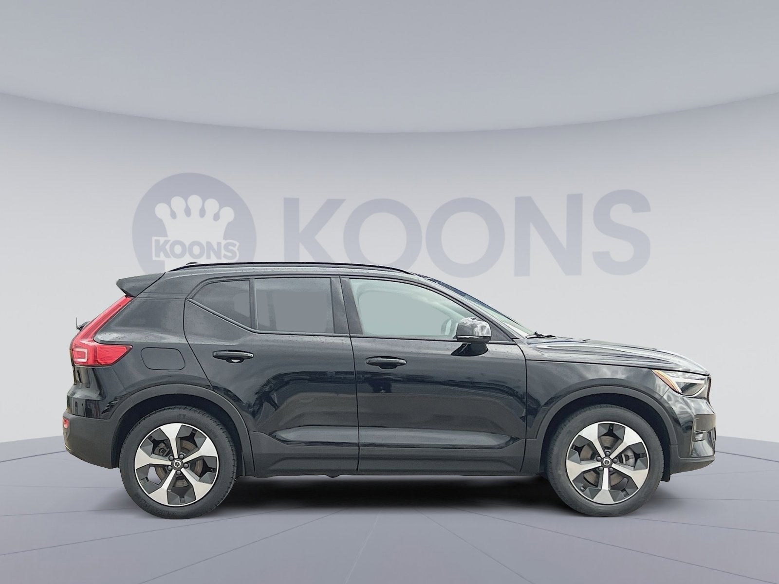 2023 Volvo XC40 B5 Plus Dark Theme