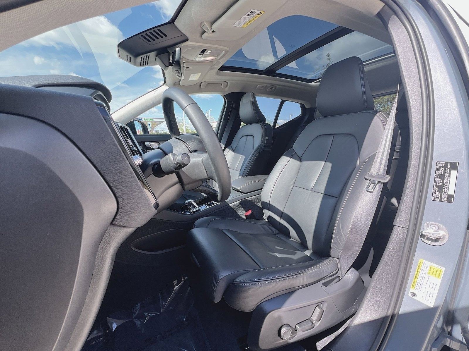 2023 Volvo XC40 B5 Plus Dark Theme