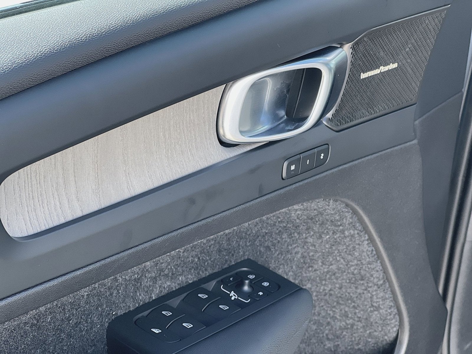 2023 Volvo XC40 B5 Plus Dark Theme