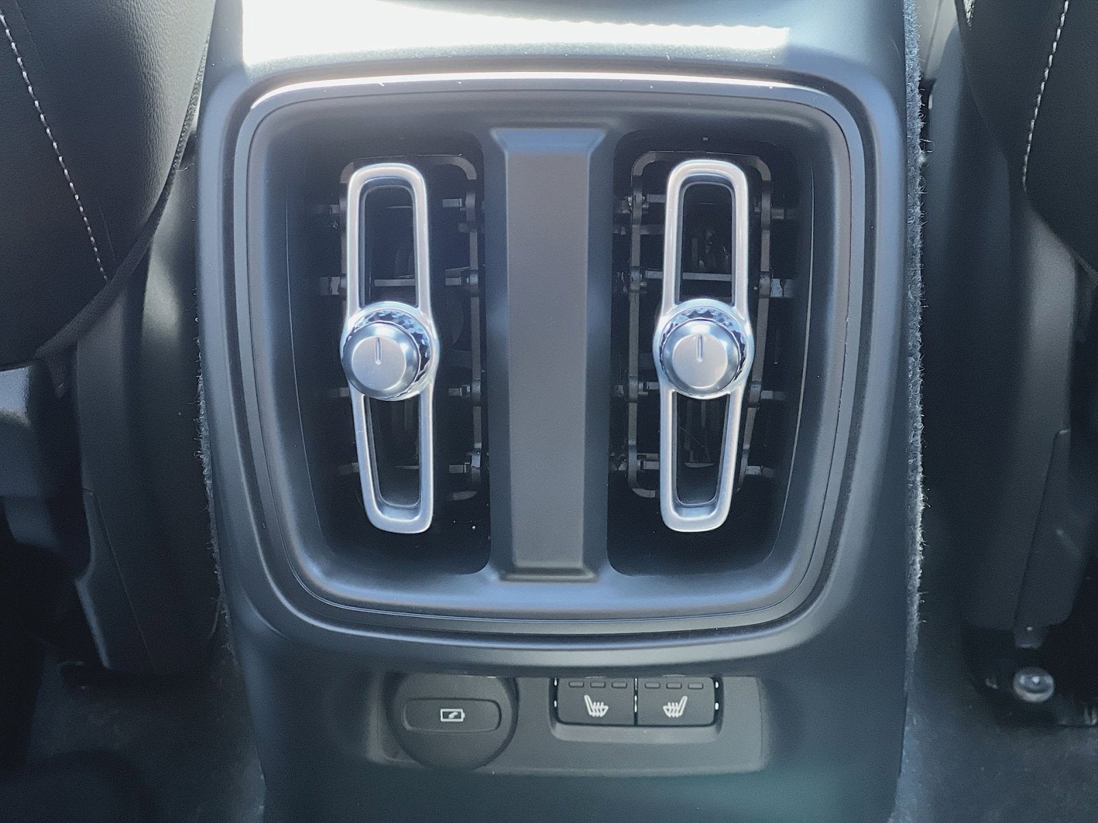2023 Volvo XC40 B5 Plus Dark Theme