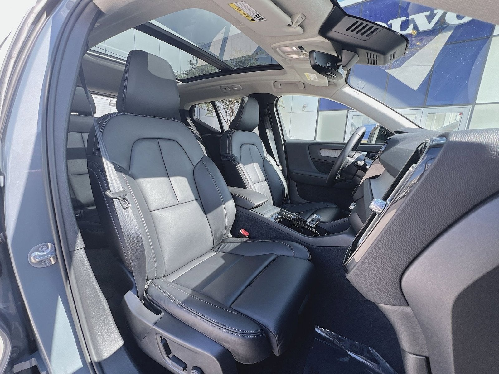 2023 Volvo XC40 B5 Plus Dark Theme