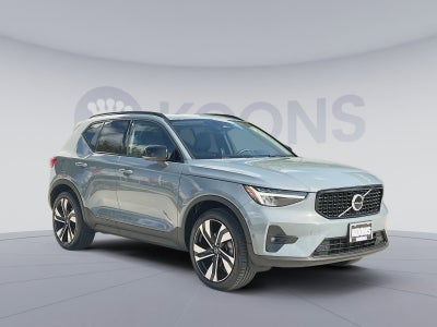 2023 Volvo XC40 B5 Plus Dark Theme