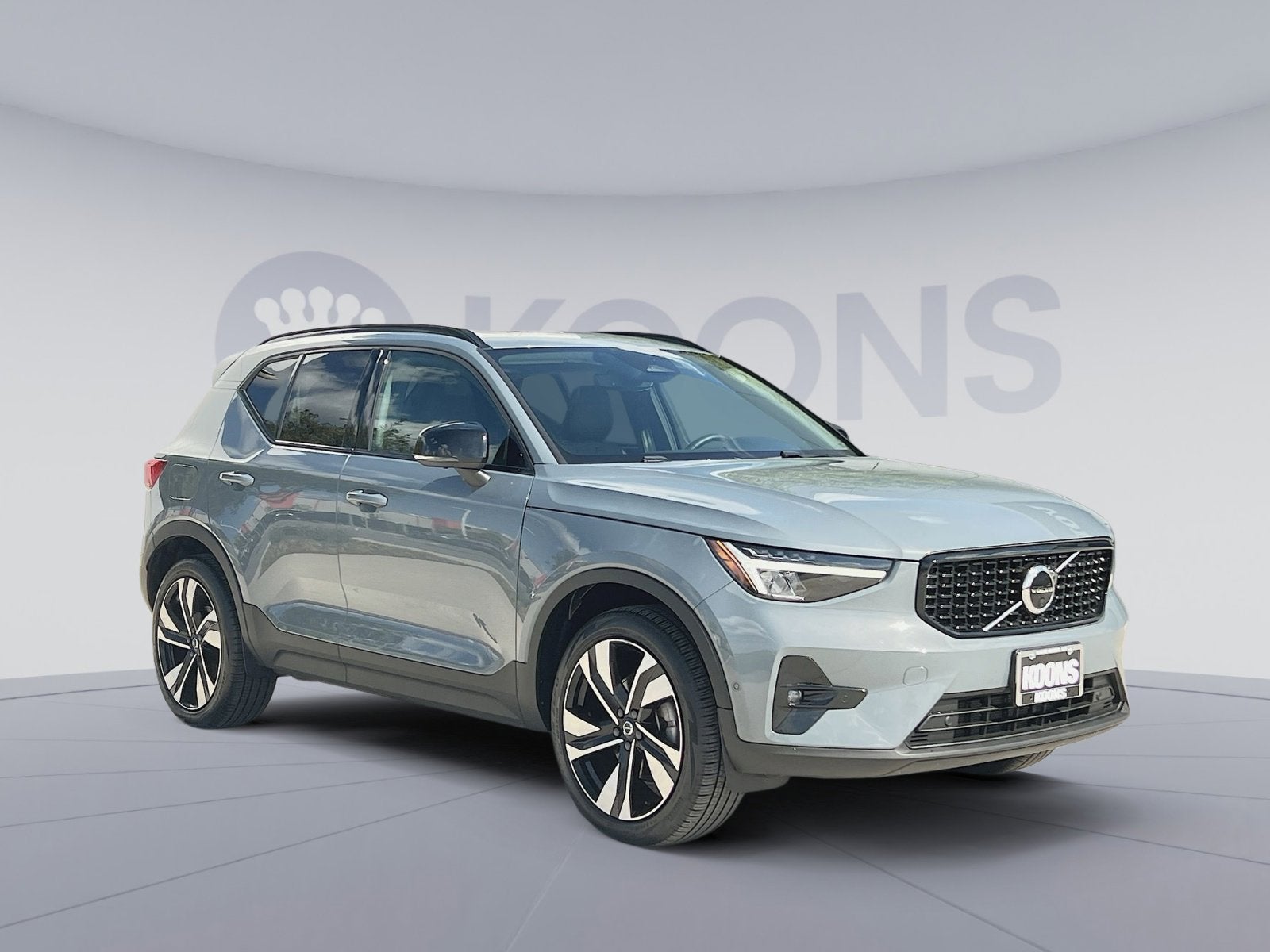 2023 Volvo XC40 B5 Plus Dark Theme