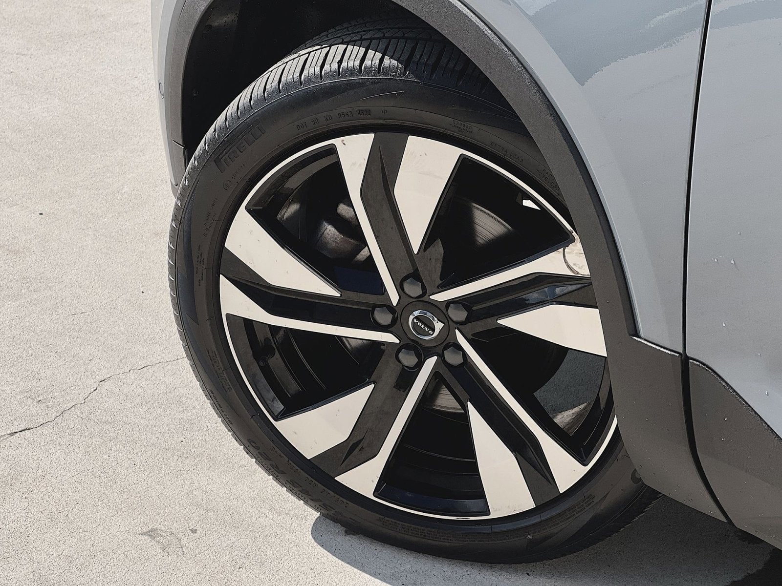 2023 Volvo XC40 B5 Plus Dark Theme