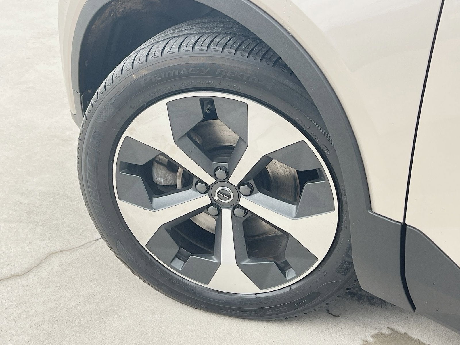 2023 Volvo XC40 B5 Plus Dark Theme
