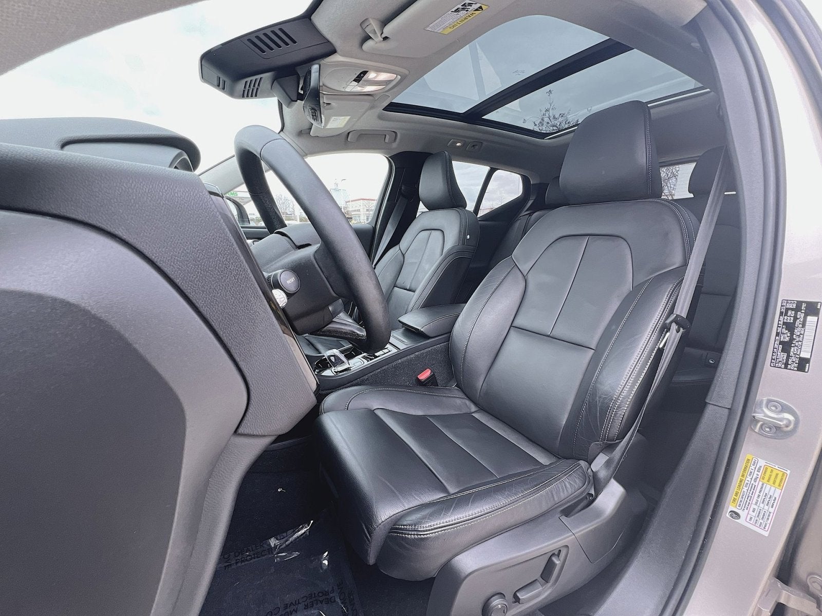 2023 Volvo XC40 B5 Plus Dark Theme