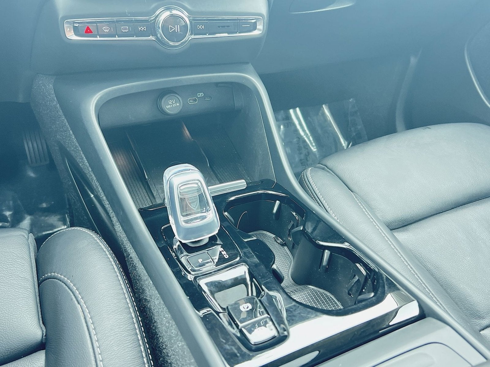 2023 Volvo XC40 B5 Plus Dark Theme