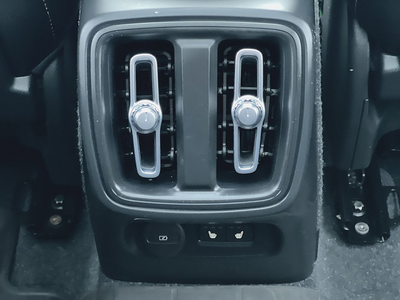 2023 Volvo XC40 B5 Plus Dark Theme