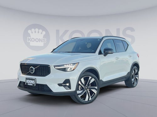 2023 Volvo XC40 B5 Plus Dark Theme