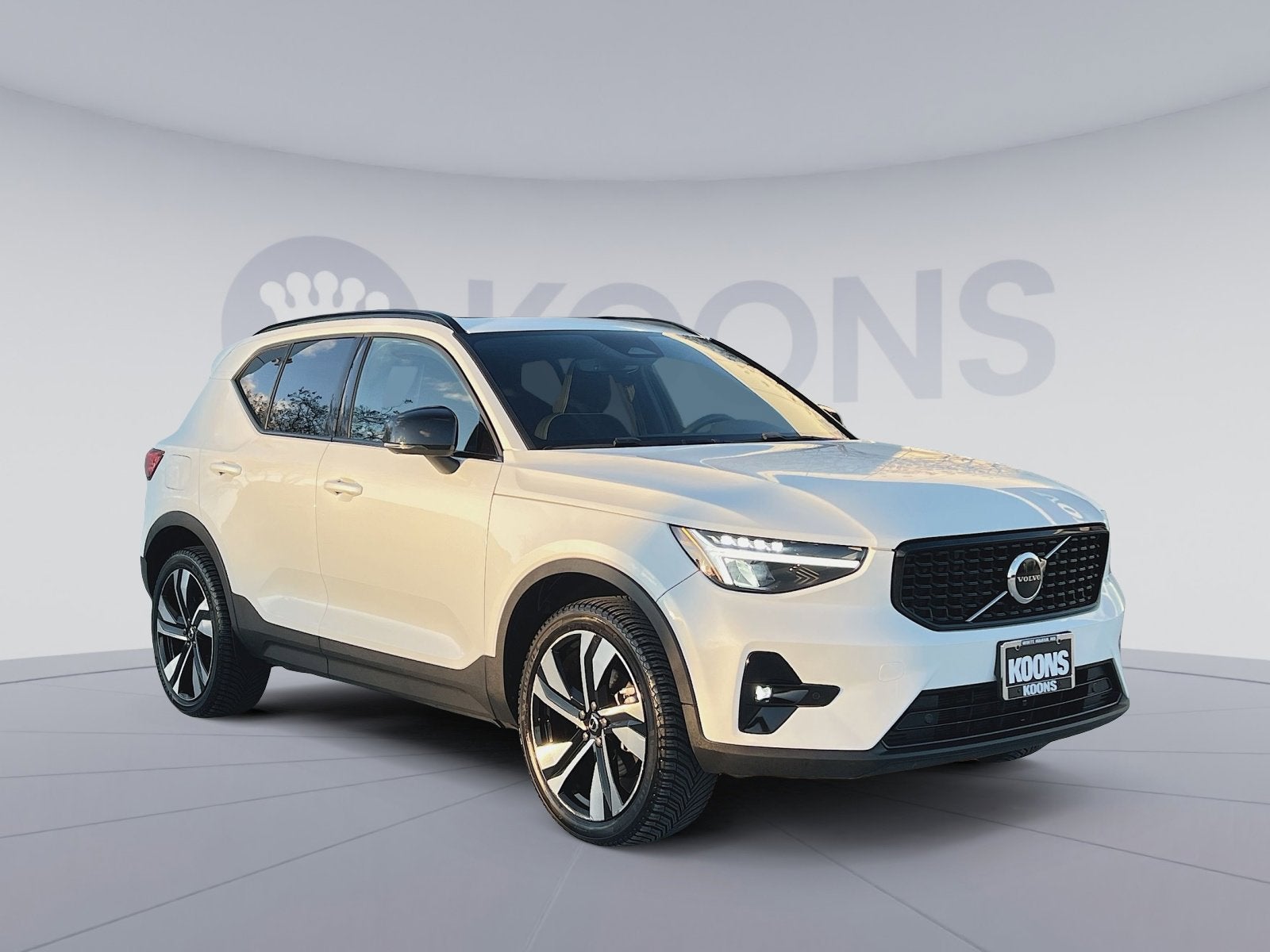 2023 Volvo XC40 B5 Plus Dark Theme