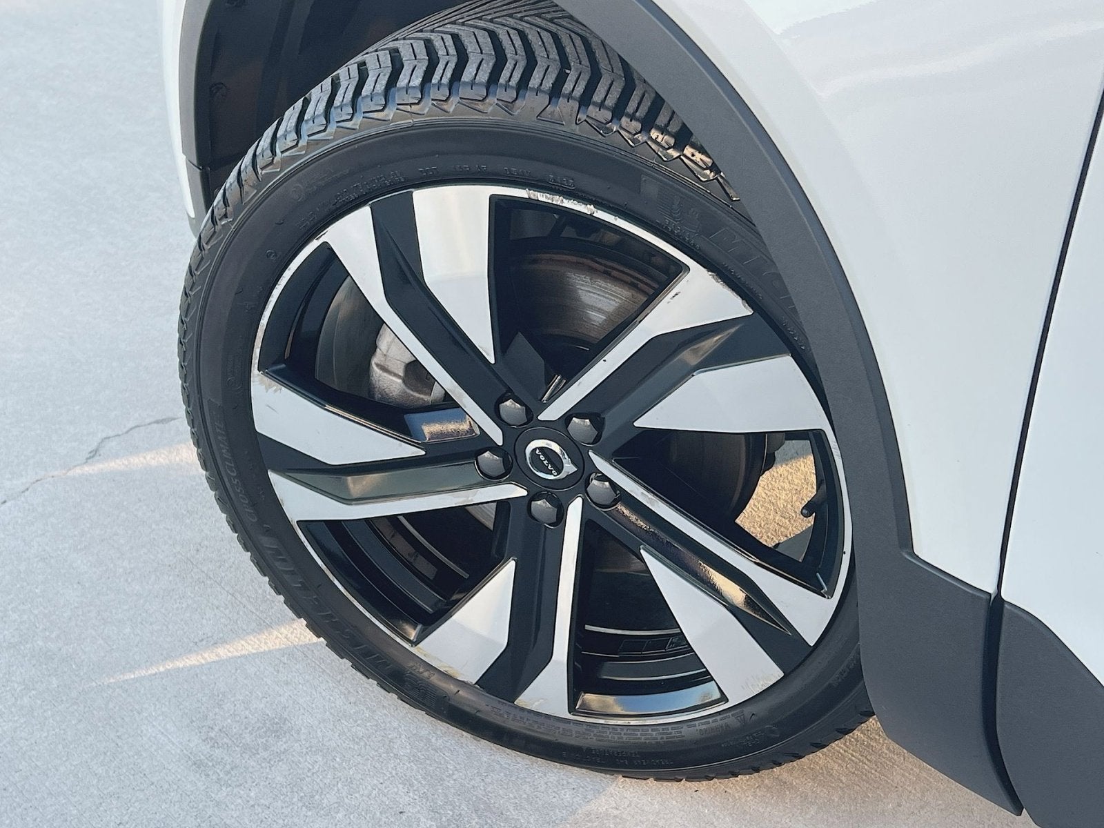 2023 Volvo XC40 B5 Plus Dark Theme