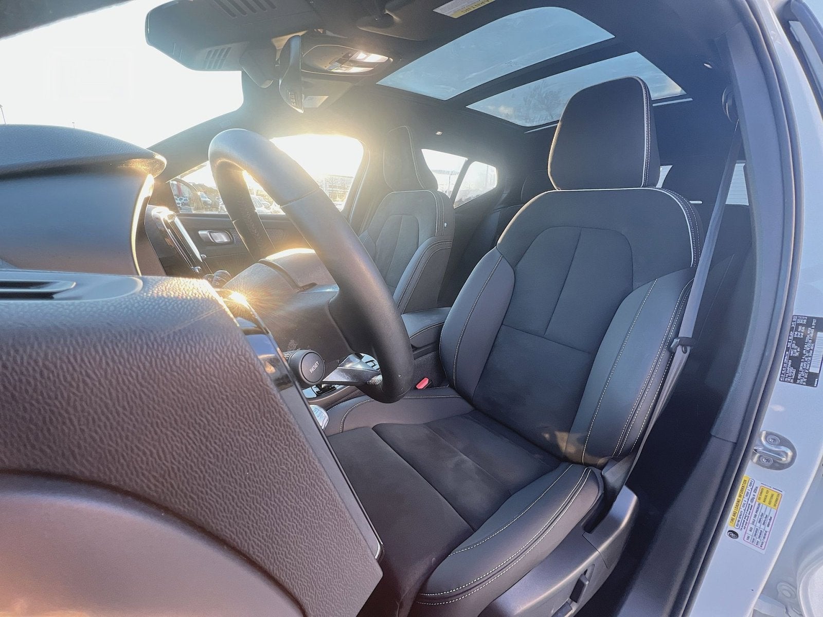 2023 Volvo XC40 B5 Plus Dark Theme