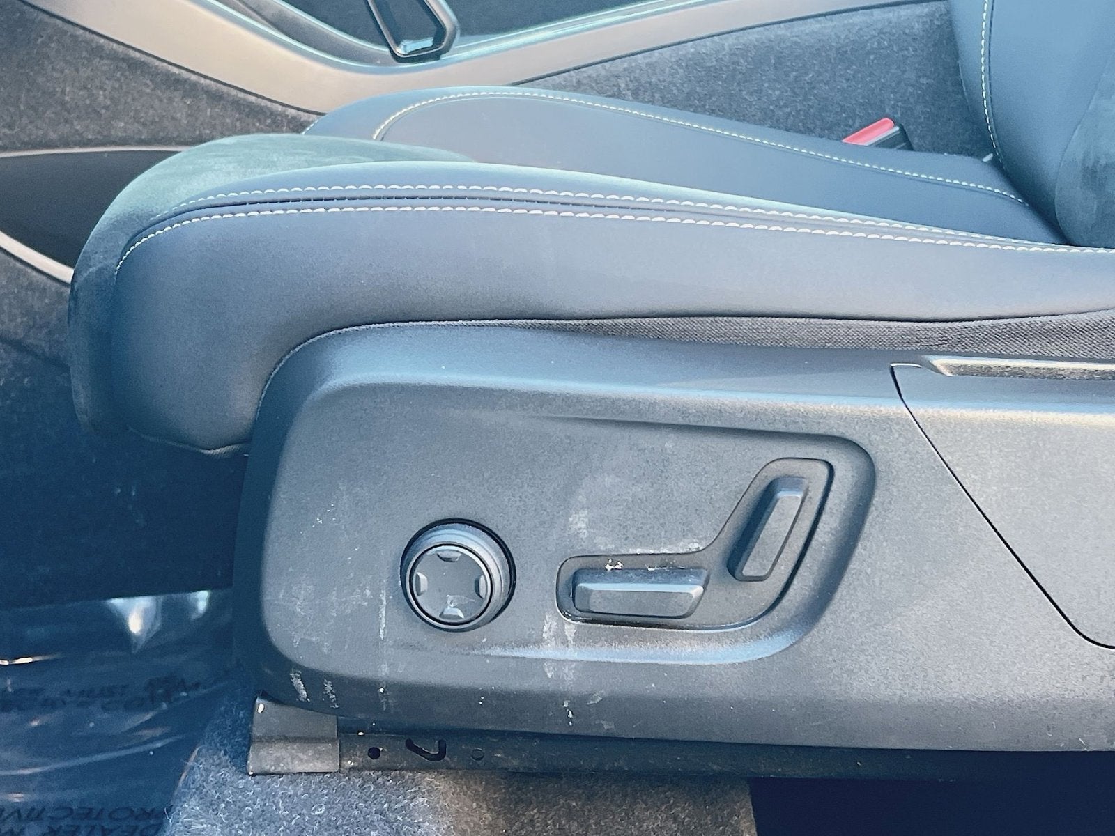 2023 Volvo XC40 B5 Plus Dark Theme