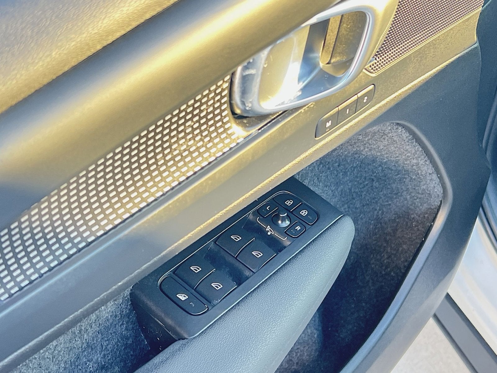 2023 Volvo XC40 B5 Plus Dark Theme