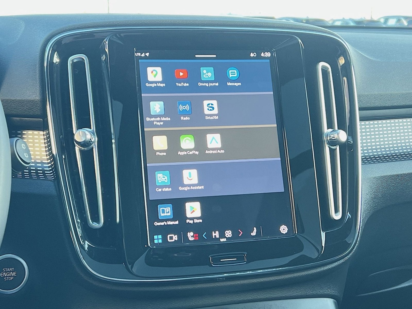 2023 Volvo XC40 B5 Plus Dark Theme