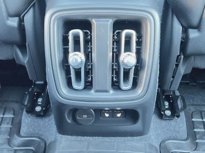 2023 Volvo XC40 B5 Plus Dark Theme