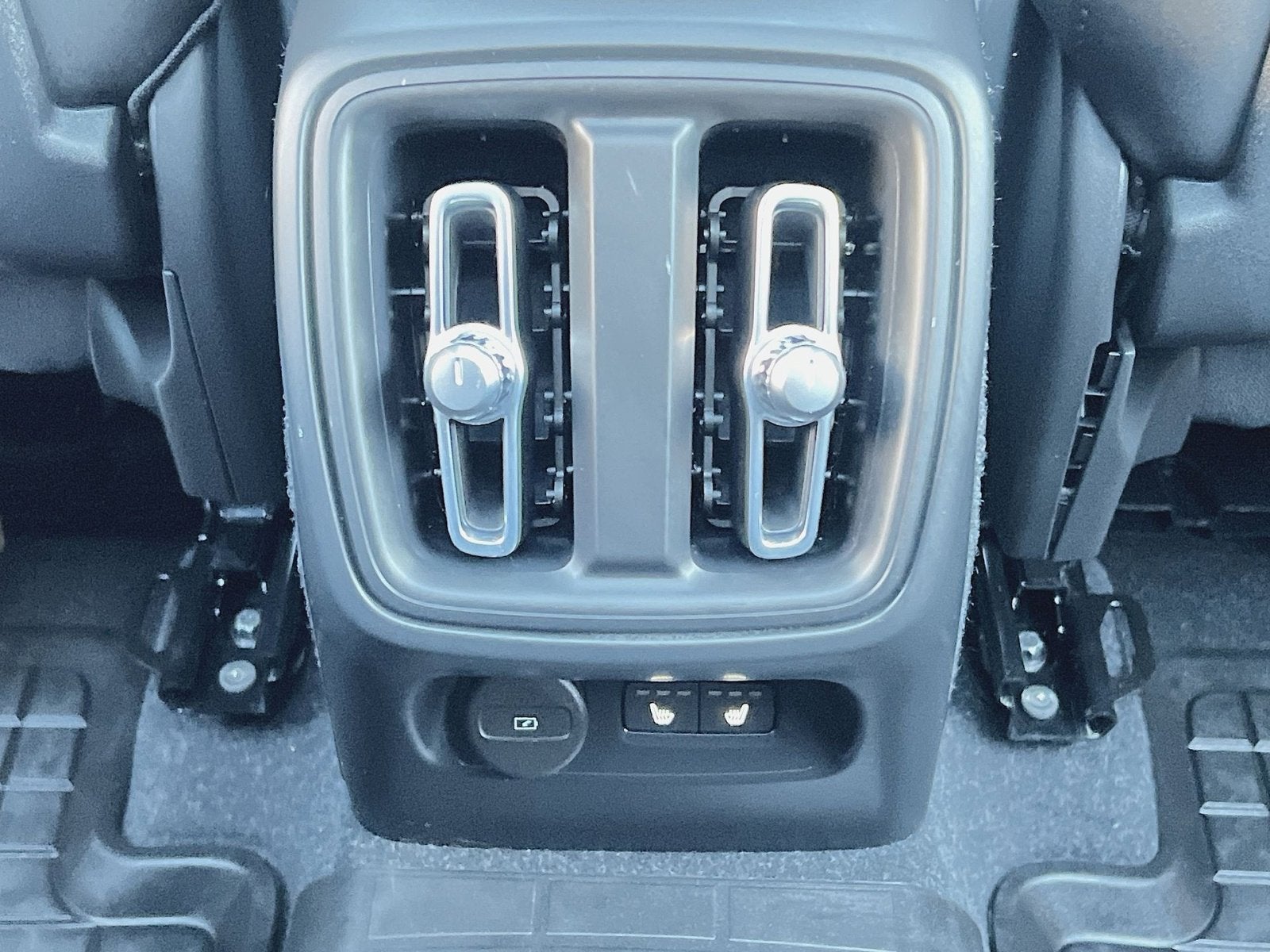 2023 Volvo XC40 B5 Plus Dark Theme