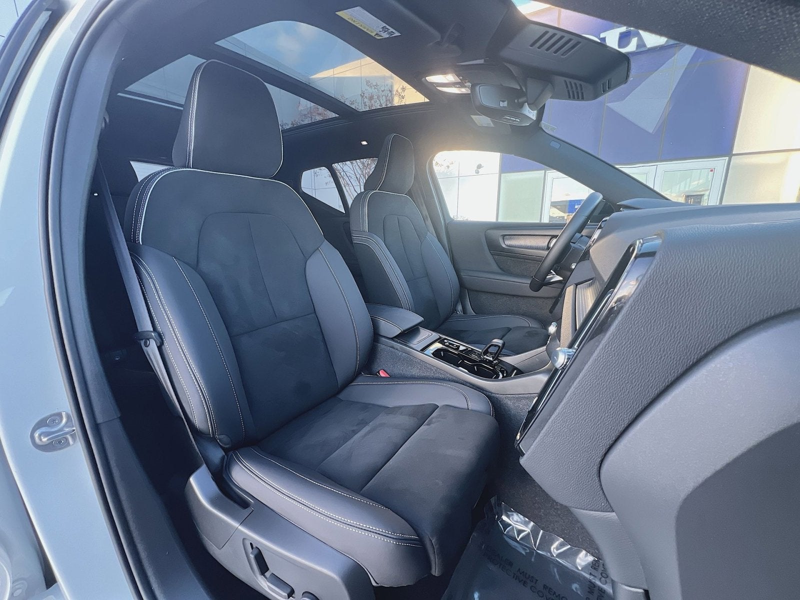 2023 Volvo XC40 B5 Plus Dark Theme