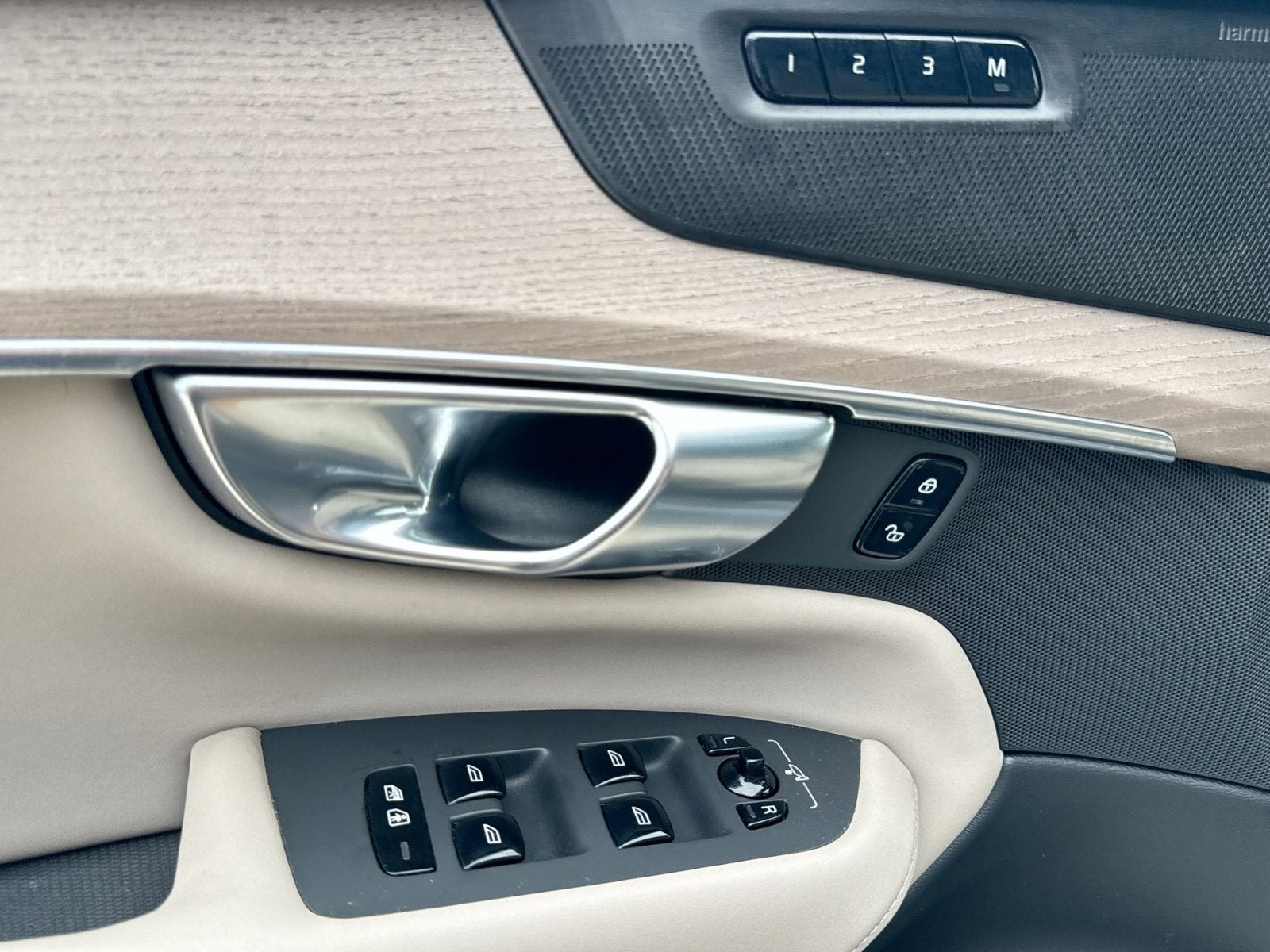 2025 Volvo XC90 B5 Plus